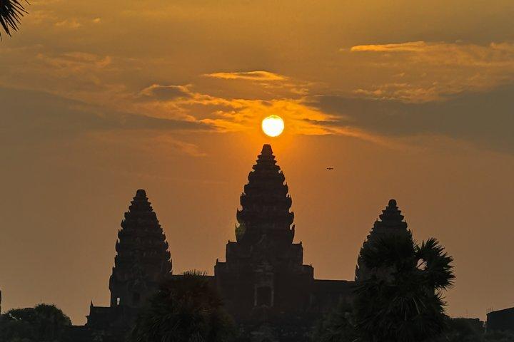 シェムリアップタウンからアンコールワット寺院へのサンライズ小グループツアー