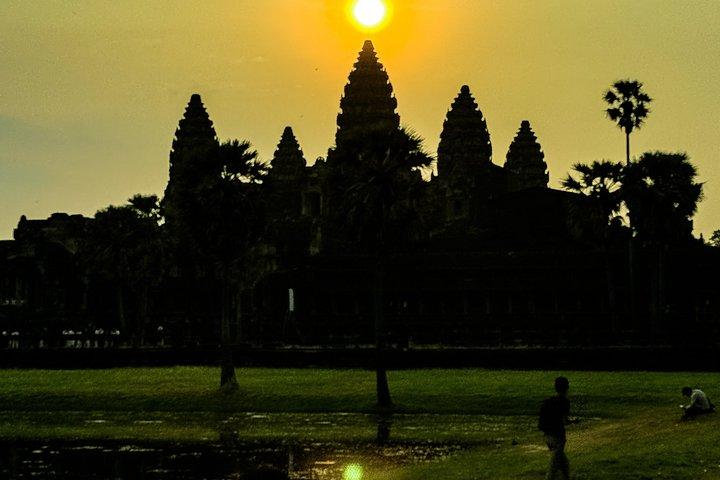 シェムリアップタウンからアンコールワット寺院へのサンライズ小グループツアー