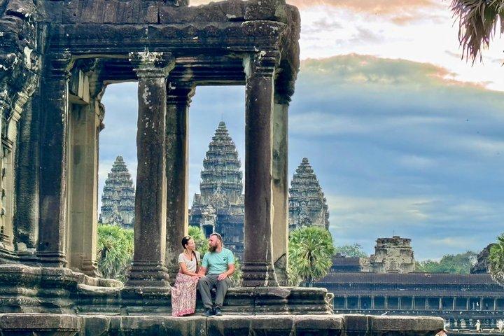 シェムリアップタウンからアンコールワット寺院へのサンライズ小グループツアー