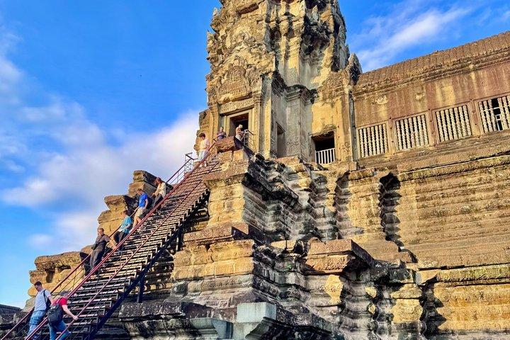 シェムリアップタウンからアンコールワット寺院へのサンライズ小グループツアー