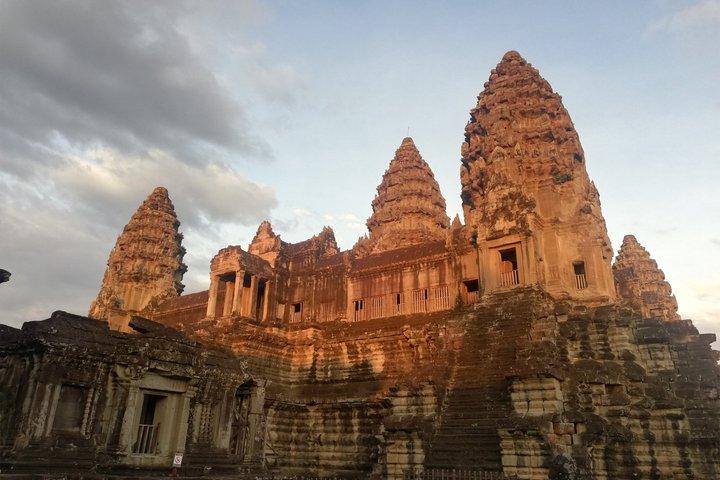 シェムリアップタウンからアンコールワット寺院へのサンライズ小グループツアー