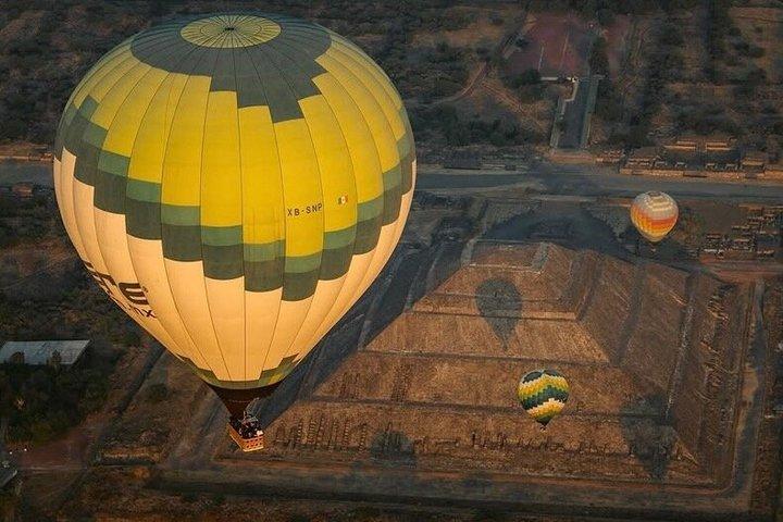 Hot Air Balloon Flight & Cave Breakfast in Teotihuacán