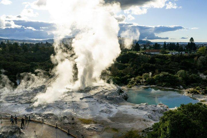 ロトルア2日間ツアー:オークランド発ワイトモ、カルチャー&ジップライン