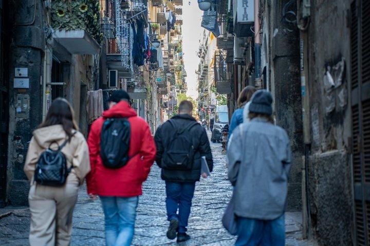 スペイン語・クォーターとナポリ地下鉄のストリートアートツアー