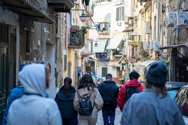 スペイン語・クォーターとナポリ地下鉄のストリートアートツアー