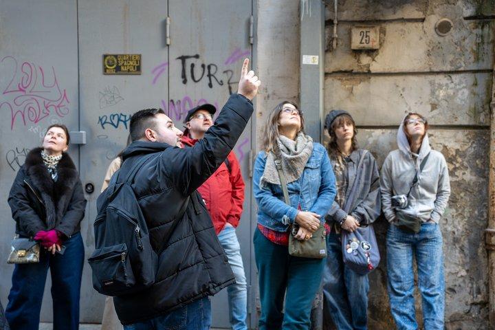 スペイン語・クォーターとナポリ地下鉄のストリートアートツアー