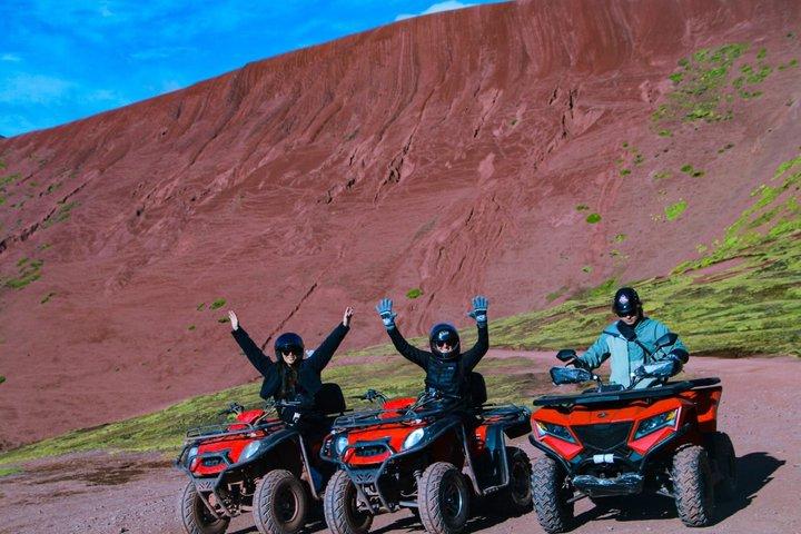レインボーマウンテンとレッドバレーを巡る終日ATVツアー