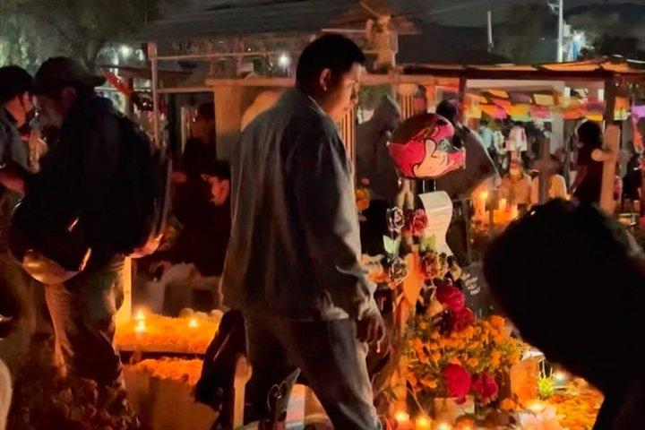 オアハカの墓地で行われる死者の日ツアー