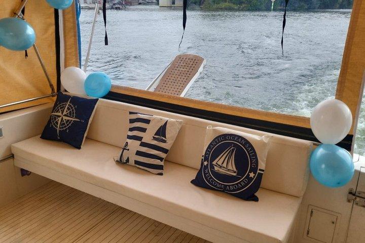 セーヌ川でのプライベートでロマンチックなクルーズ