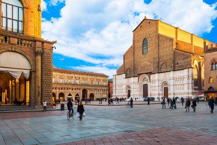 ローマから列車でボローニャへ：芸術、歴史、ストリートフードを満喫する一日
