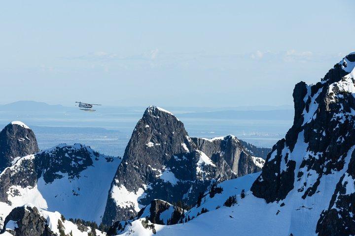 Seair Seaplanesによる景色の良い海岸山脈フロートプレーンツアー
