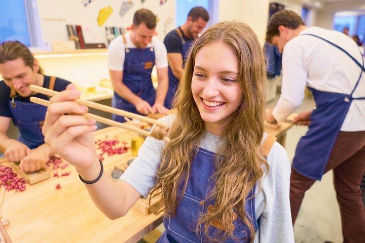 Tokyo Asakusa Chopstick Making Workshop med lokalbefolkningen
