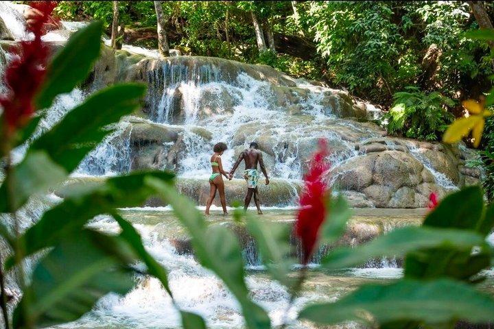 Kingston to Ocho Rios: Dunn's River Falls & Blue Hole(Round Trip)