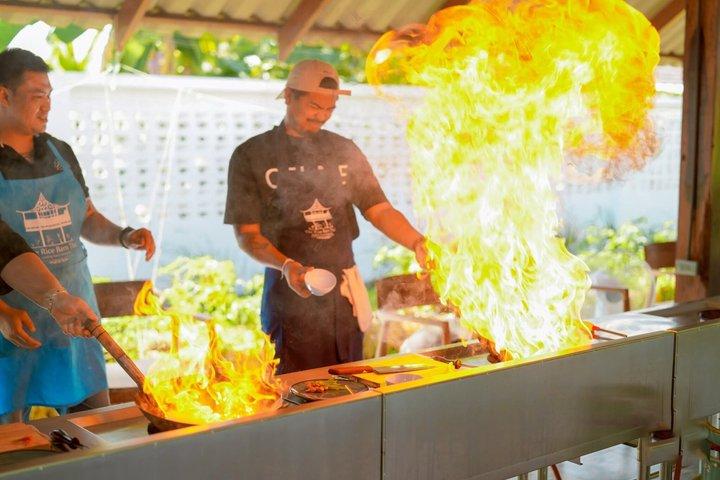チェンマイ終日熱帯雨林ジップラインとタイ料理教室