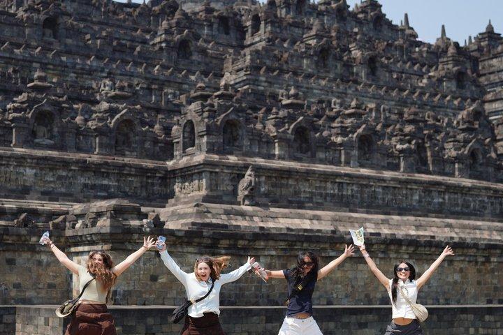 ジョグジャカルタ ボロブドゥール登頂とプラムバナン寺院日帰り旅行