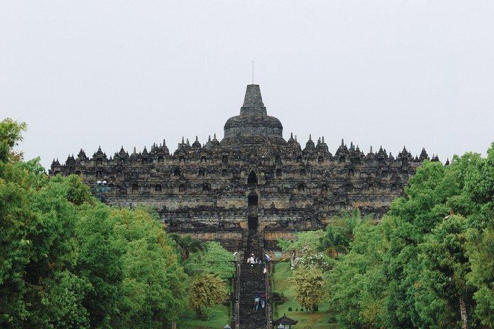 ジョグジャカルタ ボロブドゥール登頂とプラムバナン寺院日帰り旅行