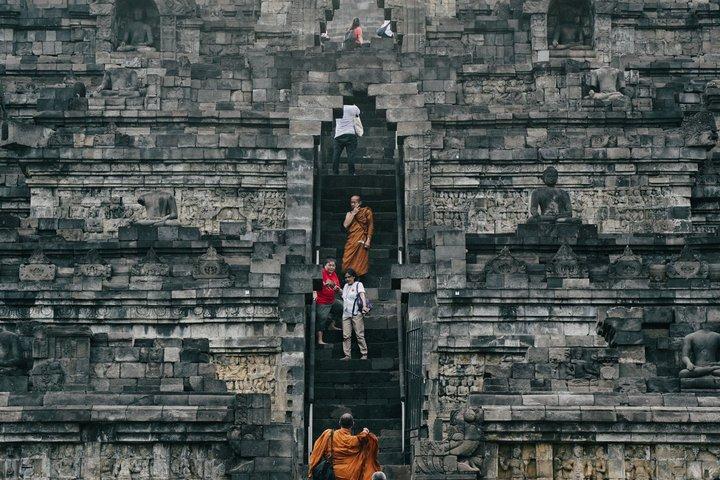 ジョグジャカルタ ボロブドゥール登頂とプラムバナン寺院日帰り旅行