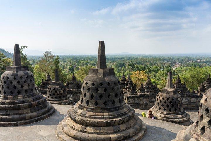 ジョグジャカルタ ボロブドゥール登頂とプラムバナン寺院日帰り旅行