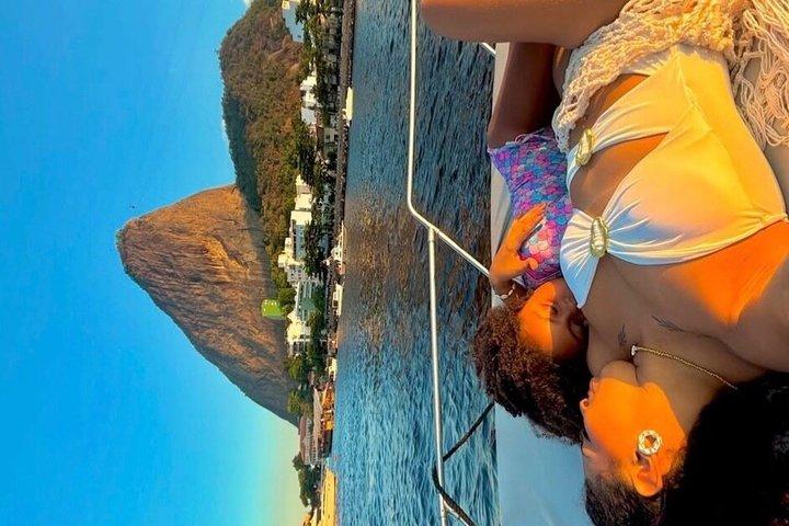 Bootsfahrt in Rio de Janeiro mit Bier und Snacks.