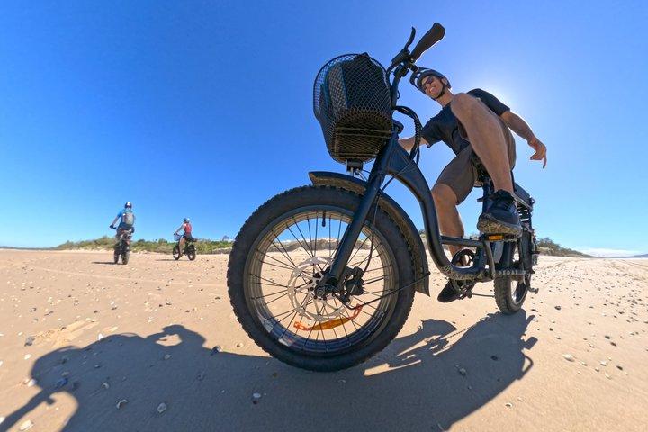 ヌーサノースショアでセルフガイド付きファットバイクアドベンチャー