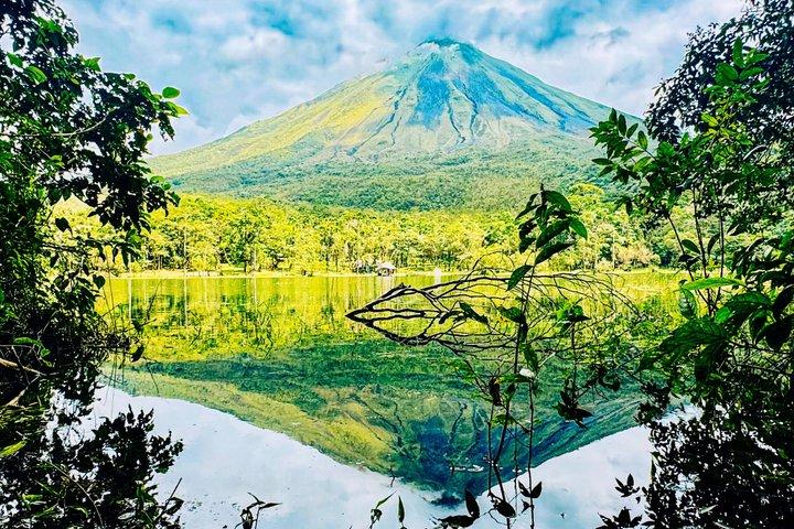 サンホセからのプレミアムアドベンチャー アレナル火山の滝と温泉