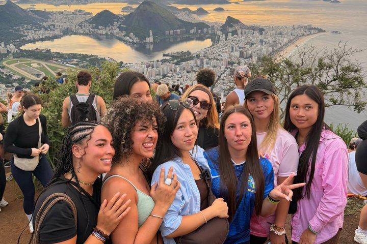 Sunrise hike at Morro dois irmaos by Rioexplore