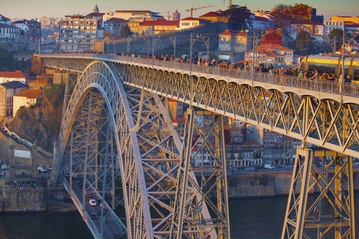 オランダ語または英語ガイド付きE-バイク3時間ツアー(ポルトの見どころ)