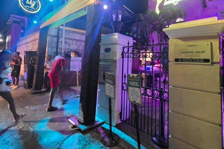 ローカル・ライム - モンテゴベイのディナーおよび/またはナイトライフツアー