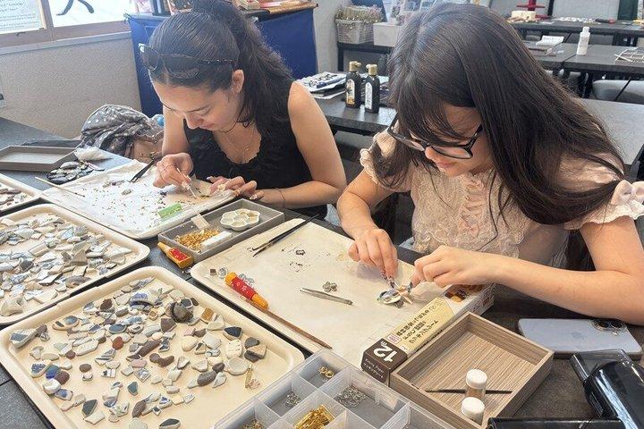 Workshop di gioielli Kintsugi con ceramiche Giapponesi indossate dal mare