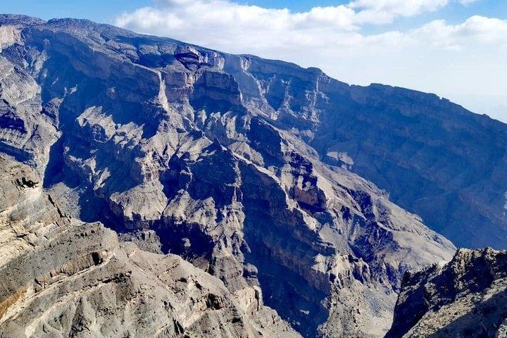 ジェベル・シャムス・バルコニーウォークハイキングを現地ガイドと共有