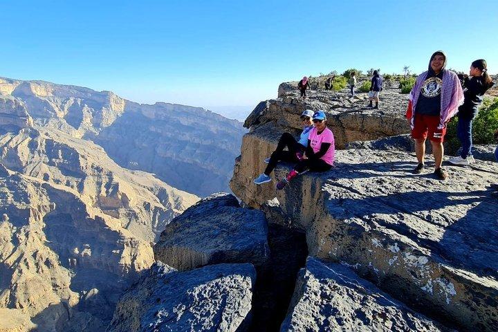 ジェベル・シャムス・バルコニーウォークハイキングを現地ガイドと共有