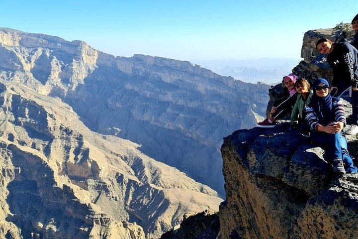 ジェベル・シャムス・バルコニーウォークハイキングを現地ガイドと共有