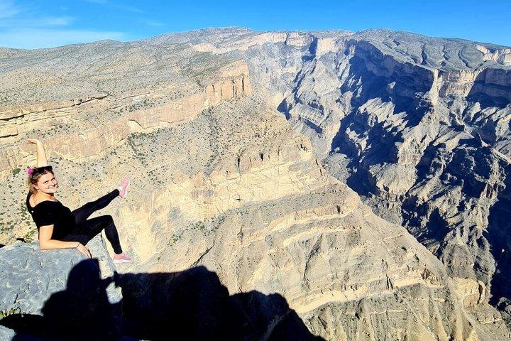 ジェベル・シャムス・バルコニーウォークハイキングを現地ガイドと共有