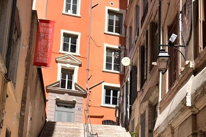 Lyon: Seda, Traboules e Arte em um Passeio Guiado
