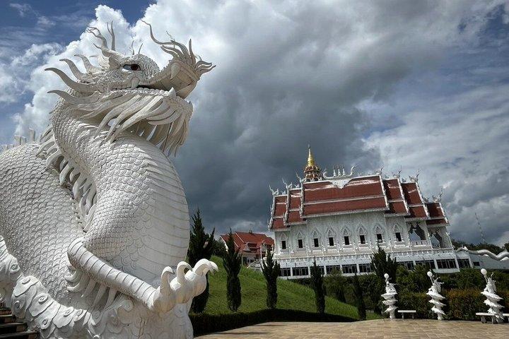 チェンマイ発チェンライ日帰りツアー：赤・白・青寺院