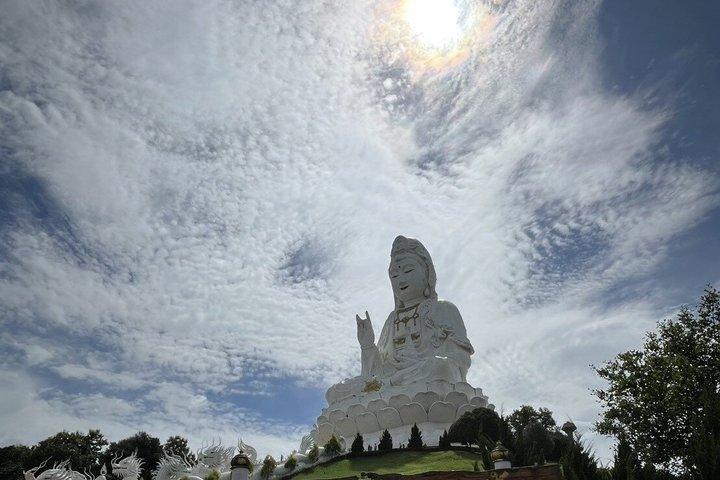 チェンマイ発チェンライ日帰りツアー：赤・白・青寺院