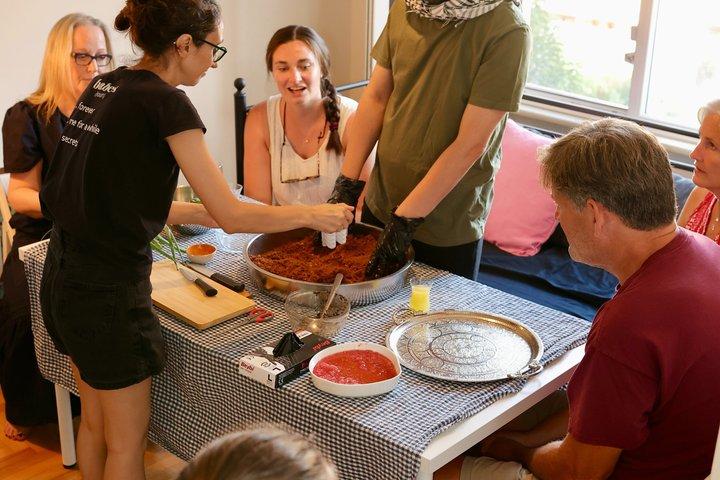 歴史的な料理（Çiğköfte）地元の家庭での音楽付き料理＆ダイニング