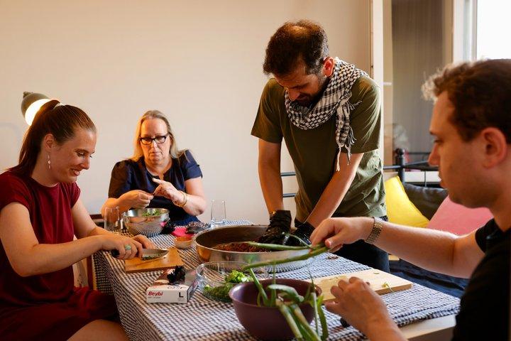 歴史的な料理（Çiğköfte）地元の家庭での音楽付き料理＆ダイニング
