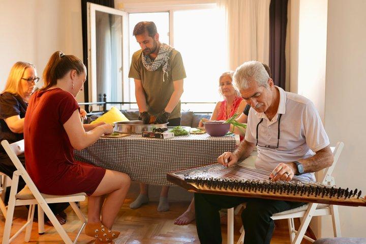 歴史的な料理（Çiğköfte）地元の家庭での音楽付き料理＆ダイニング