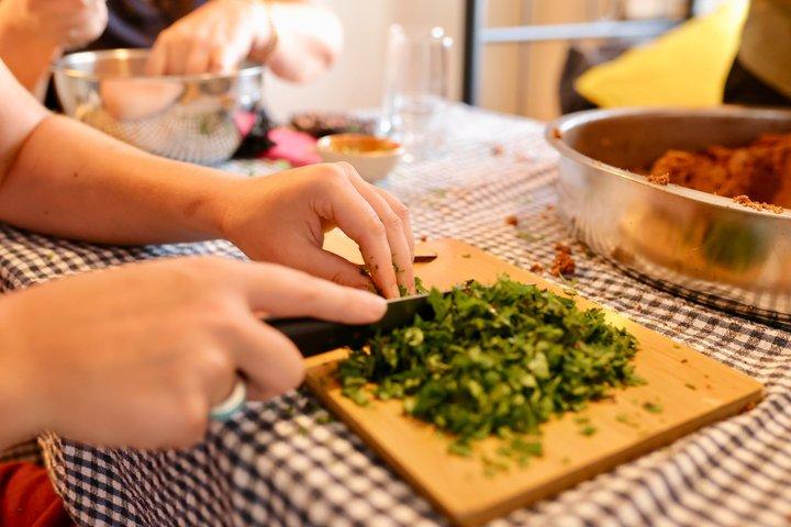 歴史的な料理（Çiğköfte）地元の家庭での音楽付き料理＆ダイニング