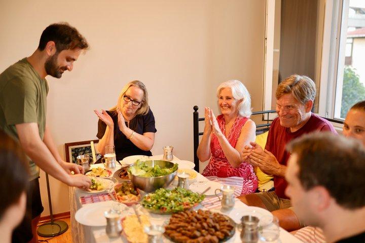 歴史的な料理（Çiğköfte）地元の家庭での音楽付き料理＆ダイニング