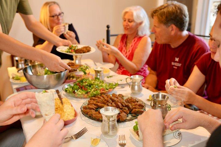 歴史的な料理（Çiğköfte）地元の家庭での音楽付き料理＆ダイニング