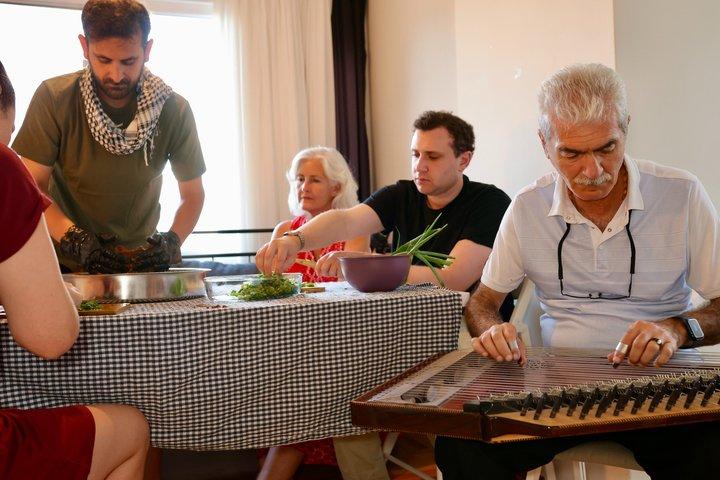 歴史的な料理（Çiğköfte）地元の家庭での音楽付き料理＆ダイニング