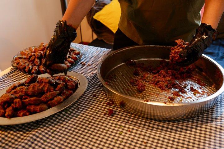 歴史的な料理（Çiğköfte）地元の家庭での音楽付き料理＆ダイニング