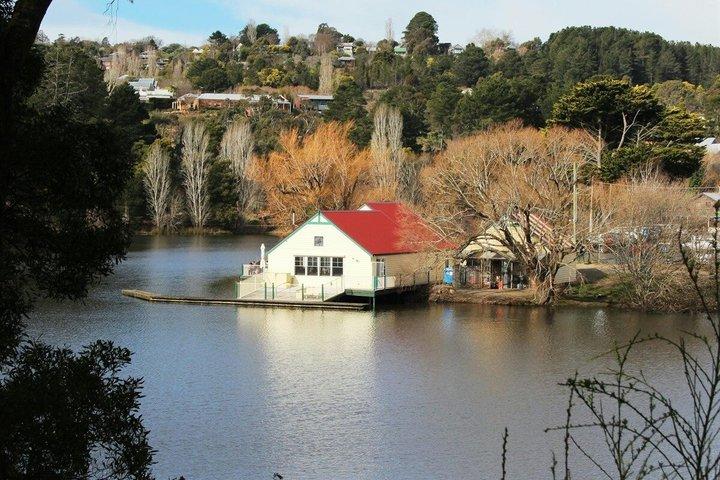 Melbourne Lake Daylesford Hanging Rock Macedon Mount Day Tour