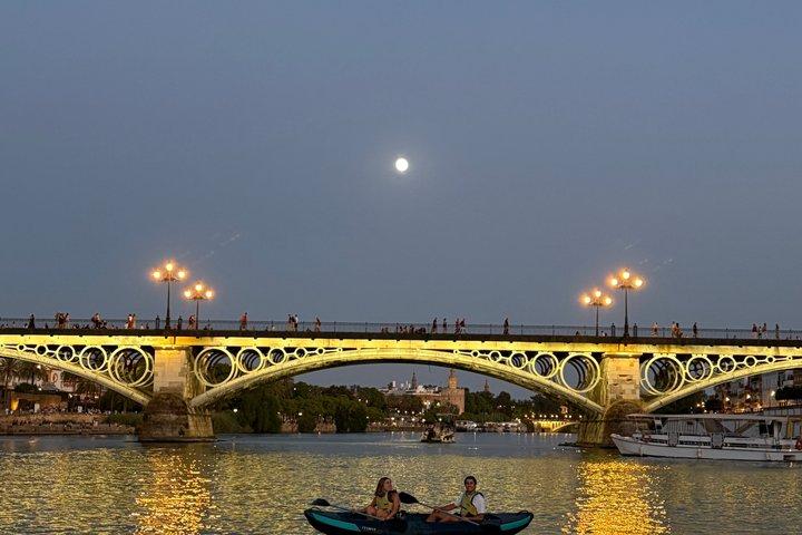 セビリアのグアダルキビル川での夕日カヤックツアー