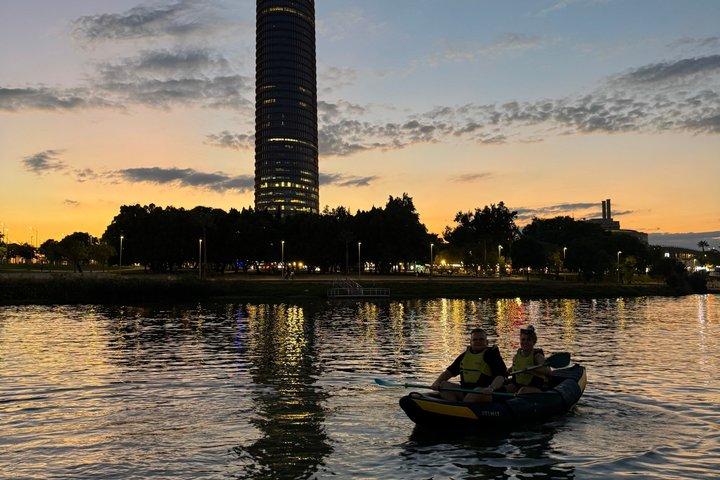 セビリアのグアダルキビル川での夕日カヤックツアー