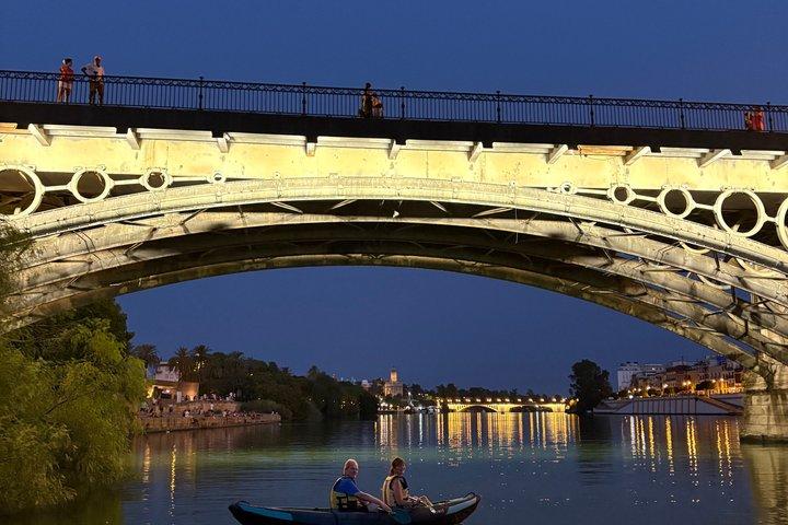 セビリアのグアダルキビル川での夕日カヤックツアー