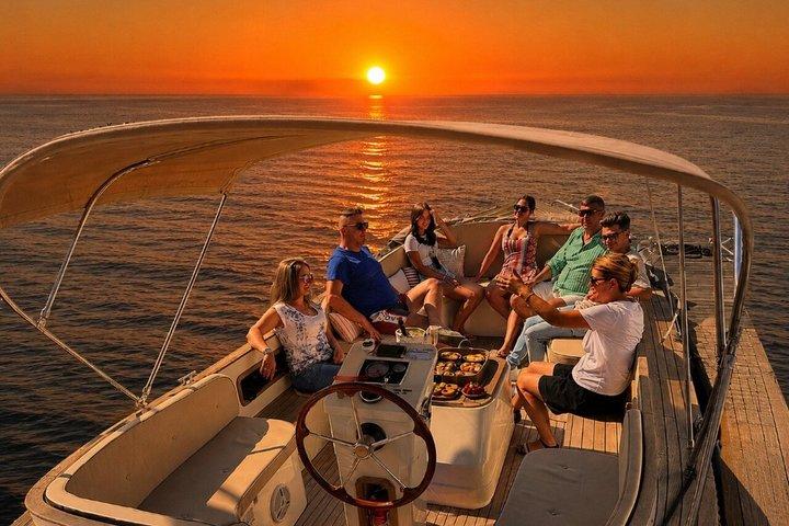 Lisbon Sunset Accogliente crociera in barca con Open Bar e Pizza