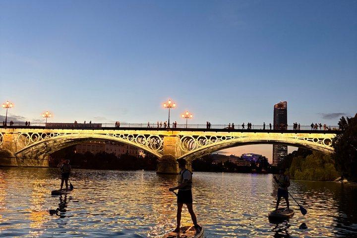 セビリアのグアダルキビル川でのサンセット・パドルサーフィンツアー